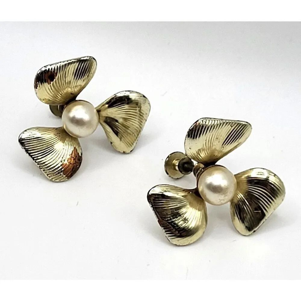 Vintage 80s Screw Back Three Leaf Clover "Pearl" Earring 1in